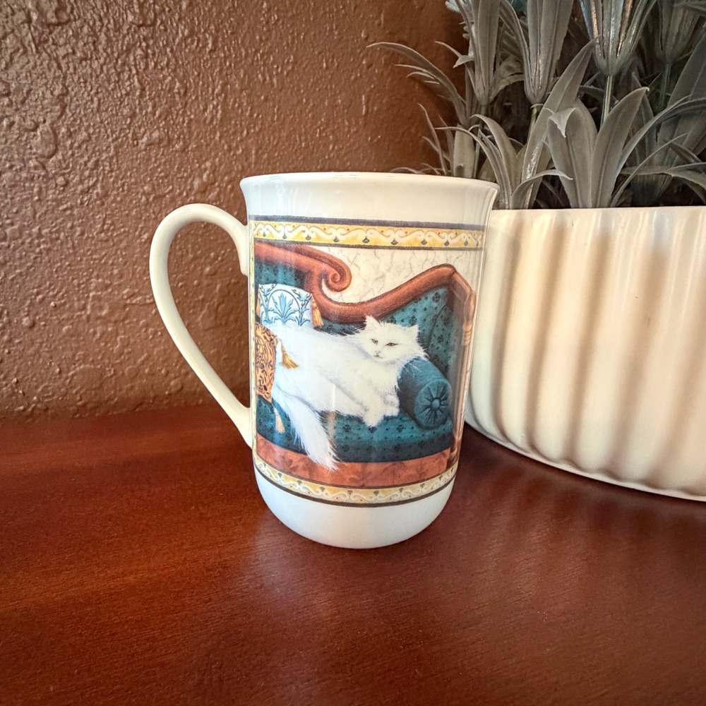 Russ Berrie Four Seasons White Cat on Couch Ceramic Coffee Mug 12501 Gold Rim